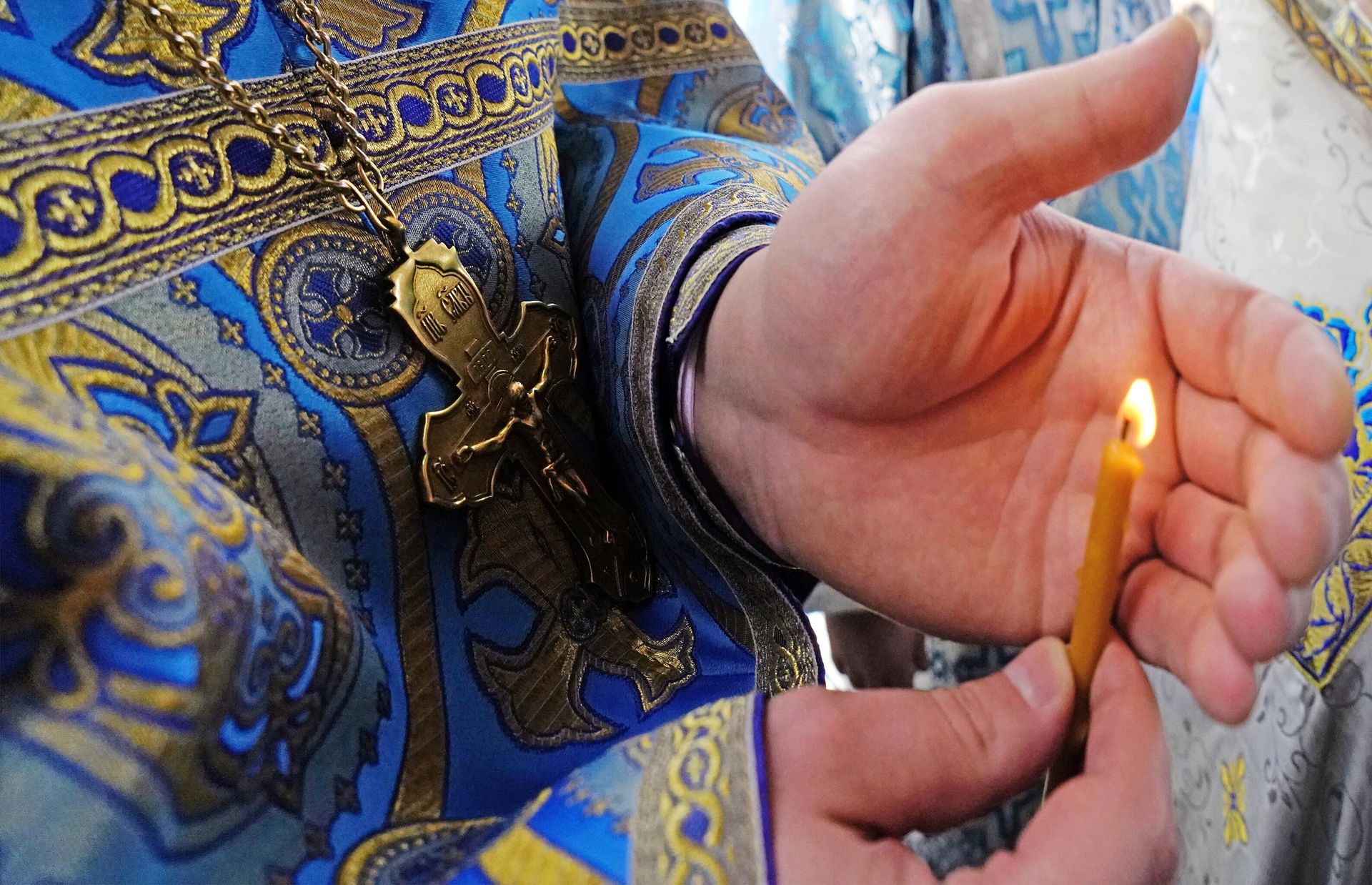 Свеча в руках священнослужителя в храме Сретения Господня - РИА Новости, 1920, 03.02.2023