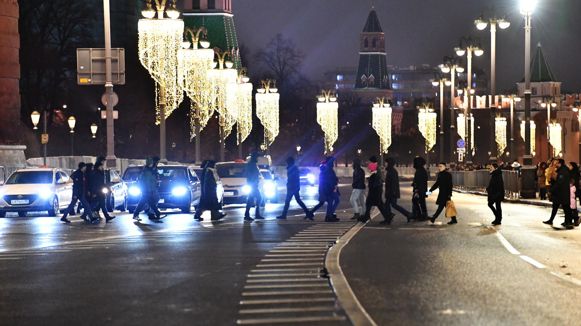 Пешеходы переходят улицу по наземному переходу в Москве Пешеходы переходят улицу по наземному переходу в Москве - РИА Новости, 1920, 15.12.2023
