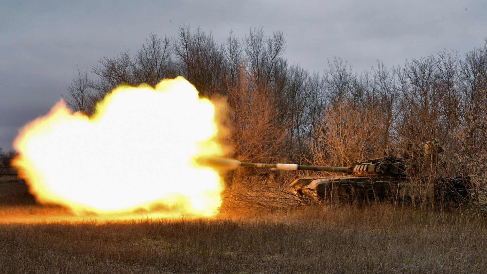 Российский танк Т-72 ведет огонь по опорному пункту ВСУ Российский танк Т-72 ведет огонь по опорному пункту ВСУ - РИА Новости, 1920, 01.02.2023