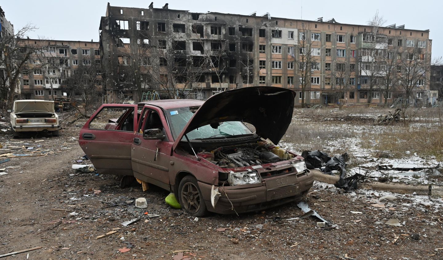 Разрушенные жилые здания и автомобили в Соледаре
