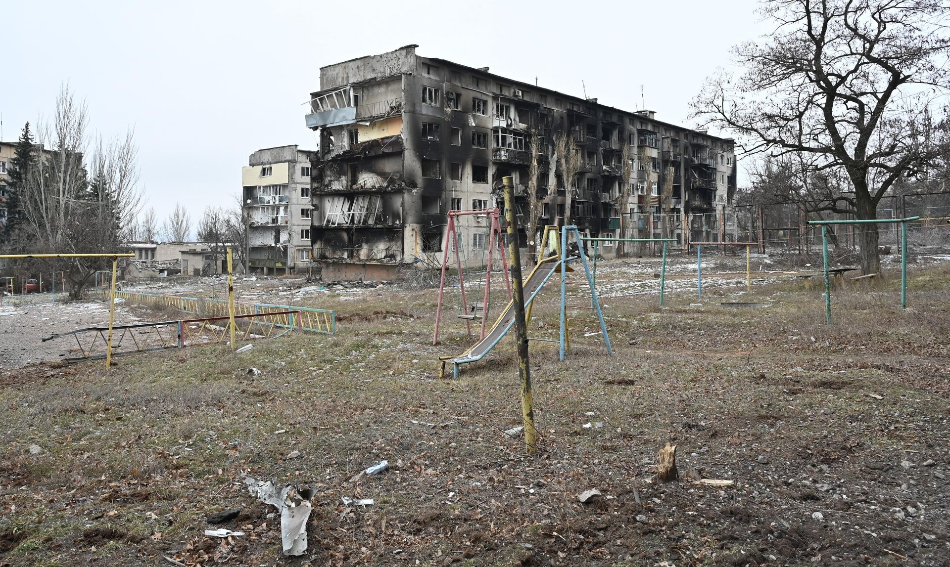 Разрушенные жилые здания в Соледаре