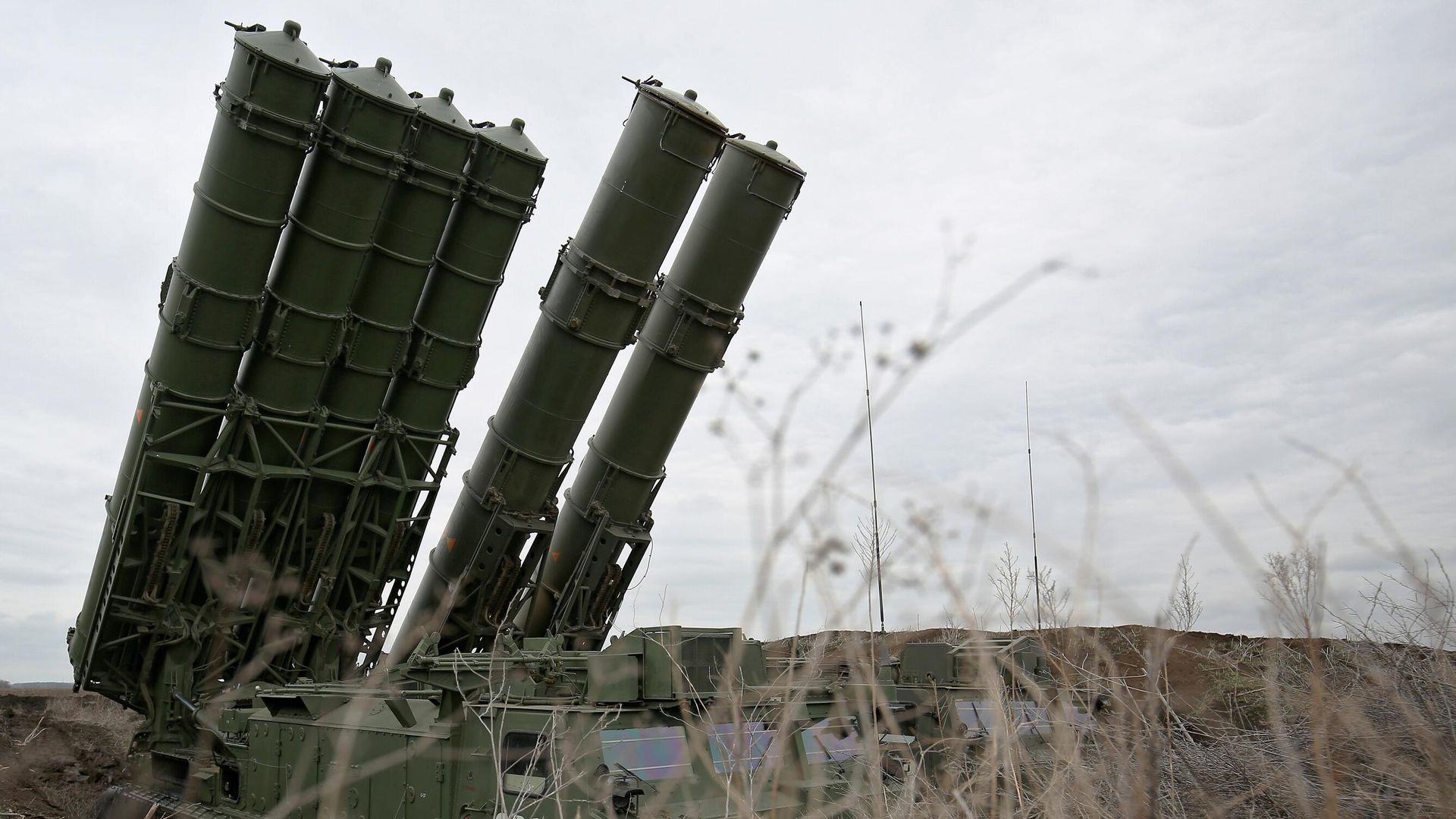Пусковая и пуско-заряжающая установка в составе зенитно-ракетной системы (ЗРС) С-300В4 Пусковая и пуско-заряжающая установка в составе зенитно-ракетной системы (ЗРС) С-300В4 - РИА Новости, 1920, 05.02.2024