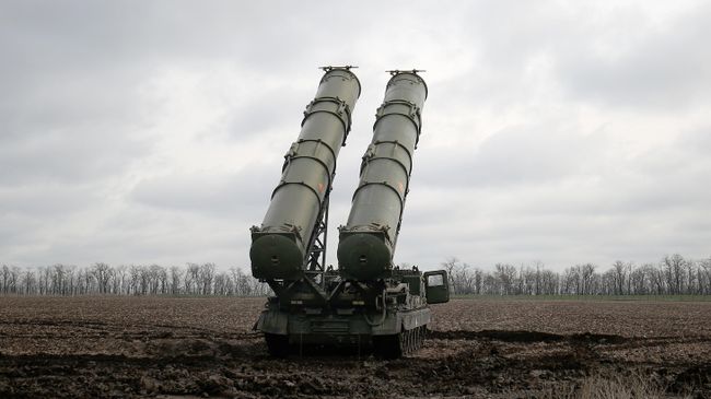 Пуско-заряжающая установка в составе зенитно-ракетной системы С-300В4