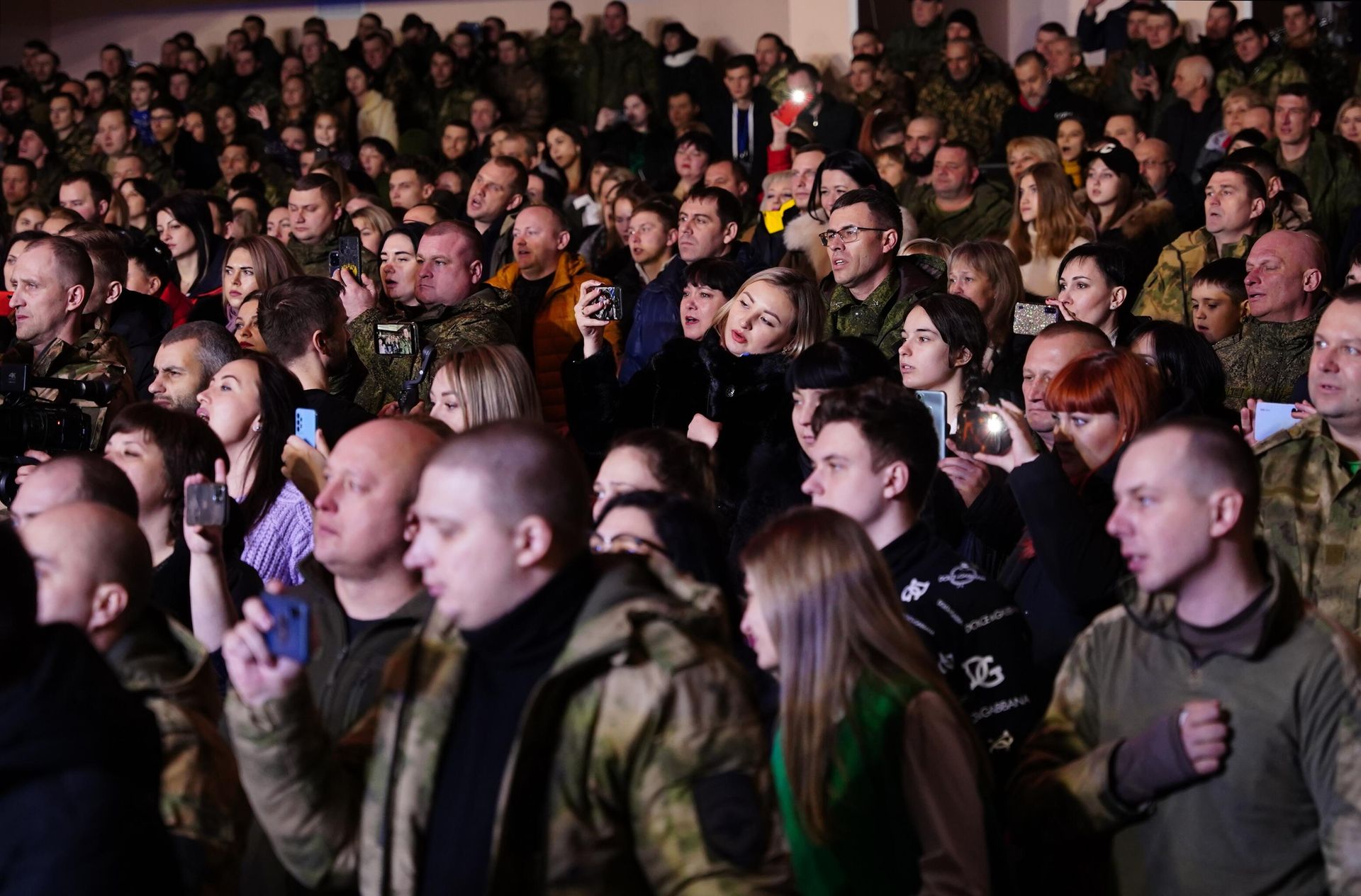 Зрители во время выступления певца SHAMAN на концерте для военнослужащих в Луганске Зрители во время выступления певца SHAMAN на концерте для военнослужащих в Луганске - РИА Новости, 1920, 06.07.2023