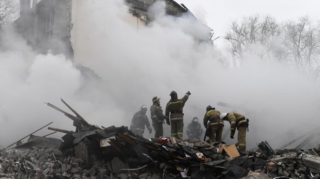 Спасатели на месте разрушенного в результате обстрела со стороны ВСУ торгового здания на проспекте Ильича в Калининском районе Донецка