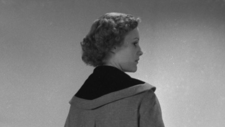 Советская мода сезона весна-лето 1954. Летнее пальто из полушерстяной ткани с отделкой из черного бархата
