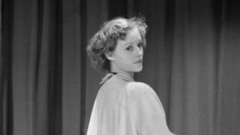 Советская мода сезона весна-лето 1954. Летнее пальто из шерстяной фланели с отделкой из меха белого песца