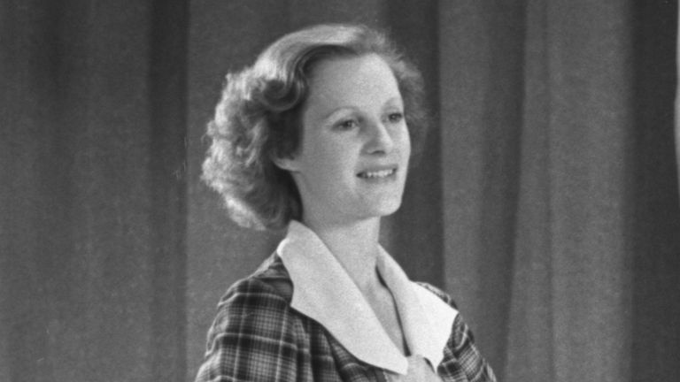 Советская мода сезона весна-лето 1954. Домашнее платье с отложным воротником и фартук из штапельного полотна