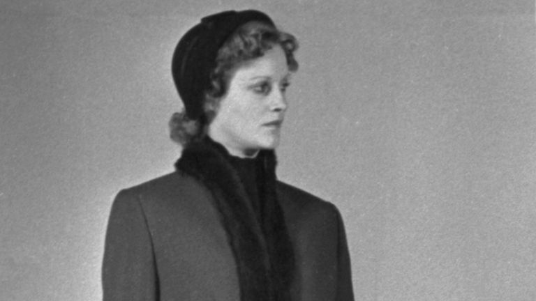 Советская мода сезона весна-лето 1954. Строгий шерстяной костюм с отделкой из меха колонка