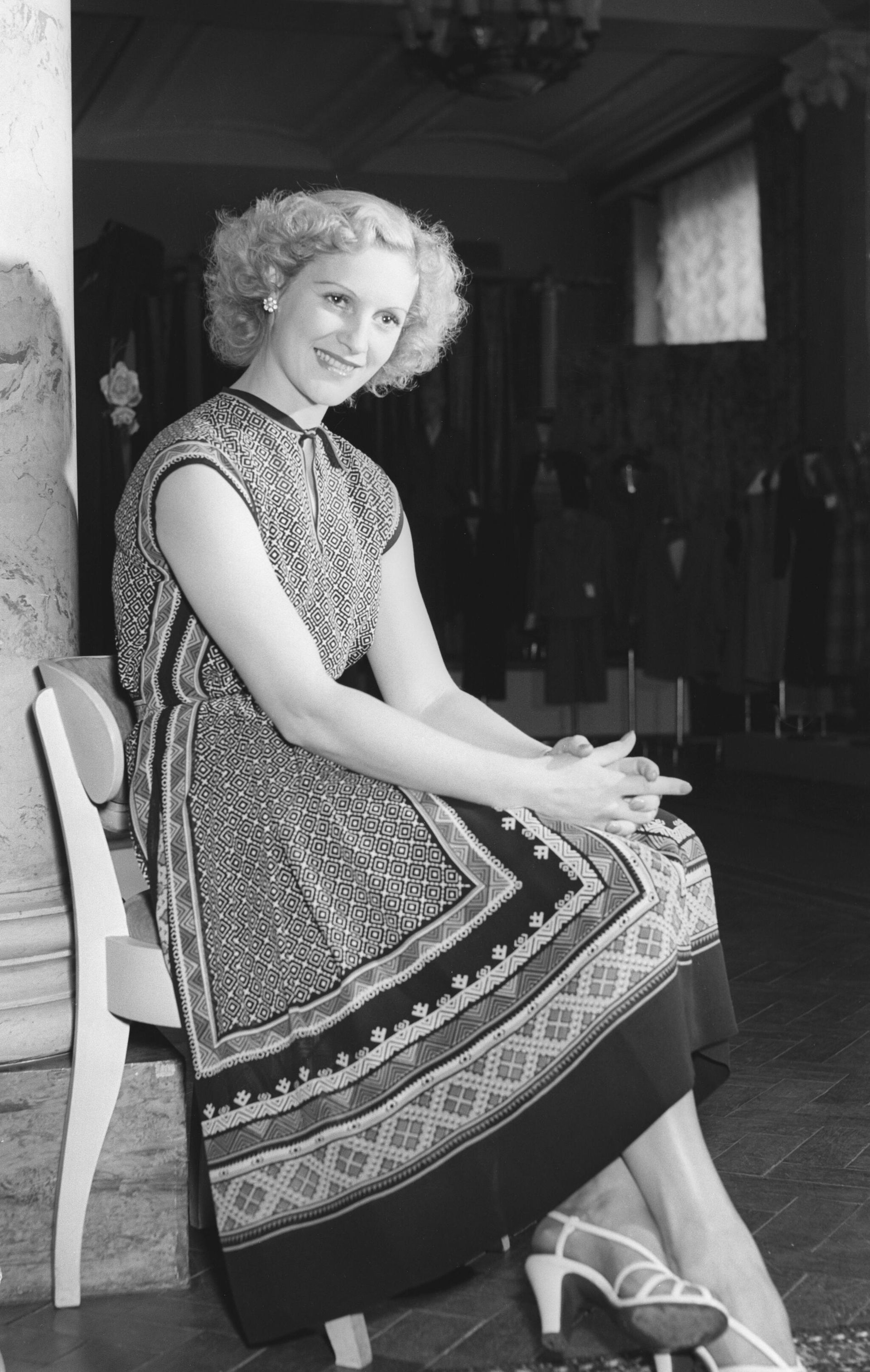 Демонстрация платья из платье из креп-жоржета. 1954 год - РИА Новости, 1920, 18.01.2023