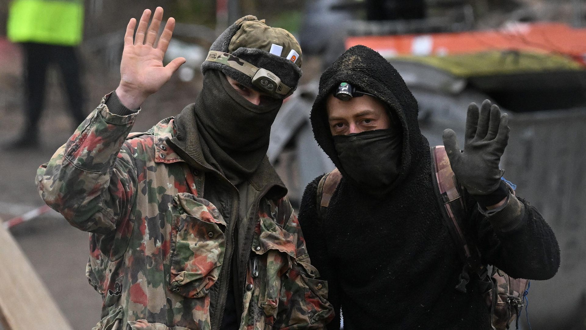 Два последних активиста покидают подземный туннель под одним из зданий в немецкой деревне Лютцерат, где шли протесты против добычи угля Два последних активиста покидают подземный туннель под одним из зданий в немецкой деревне Лютцерат, где шли протесты против добычи угля - РИА Новости, 1920, 16.01.2023