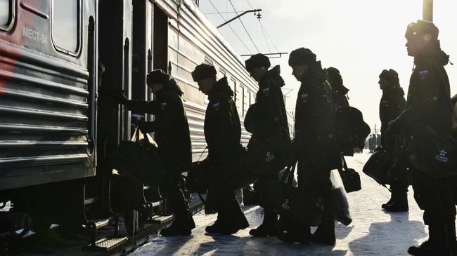 Призывники на перроне железнодорожного вокзала Призывники на перроне железнодорожного вокзала