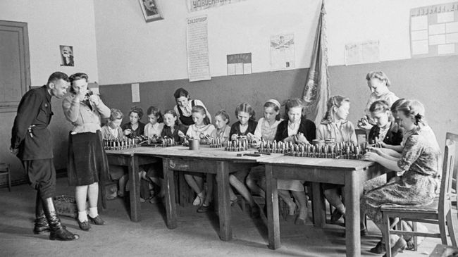 Учащиеся школы фабрично-заводского обучения (ФЗО) собирают мины.