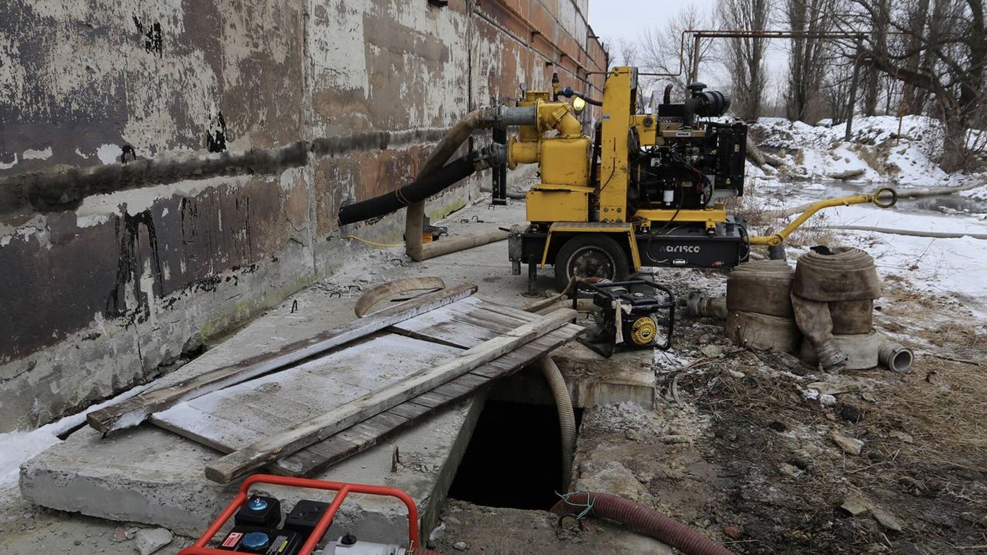 Аварийно-восстановительные работы на напорном коллекторе в Старом Осколе Аварийно-восстановительные работы на напорном коллекторе в Старом Осколе - РИА Новости, 1920, 17.01.2023