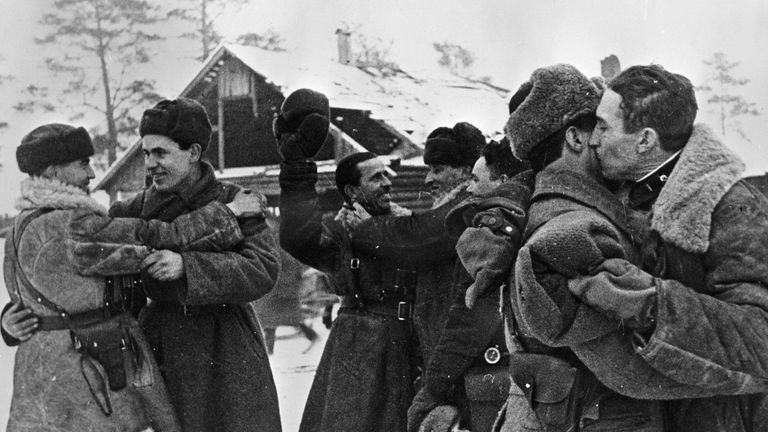 Блокада прорвана! Встреча бойцов Ленинградского и Волховского фронтов. 18 января 1943 года Блокада прорвана! Встреча бойцов Ленинградского и Волховского фронтов. 18 января 1943 года
