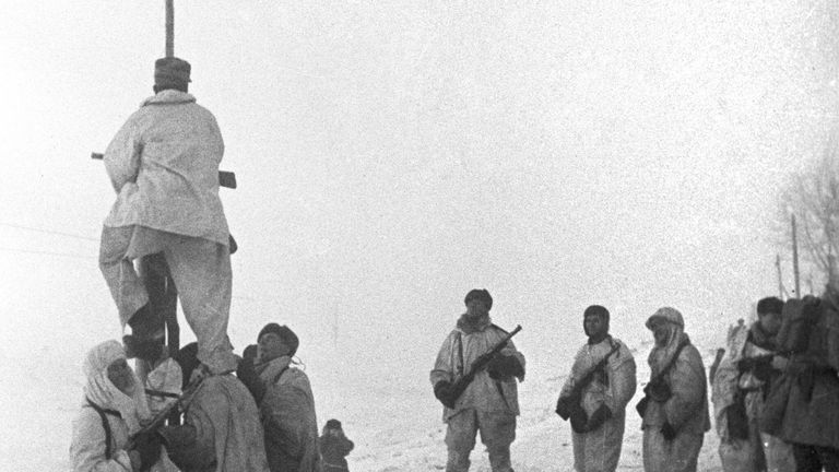 Бойцы Ленинградского фронта водружают Красное знамя на берегу Ново-Ладожского канала в освобожденном Шлиссельбурге Бойцы Ленинградского фронта водружают Красное знамя на берегу Ново-Ладожского канала в освобожденном Шлиссельбурге