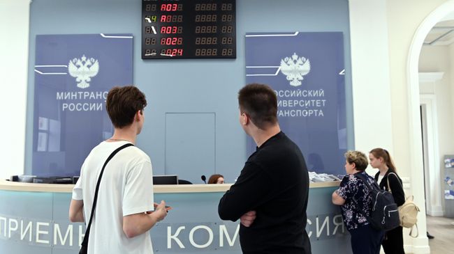 Абитуриенты в Российском университете транспорта в Москве