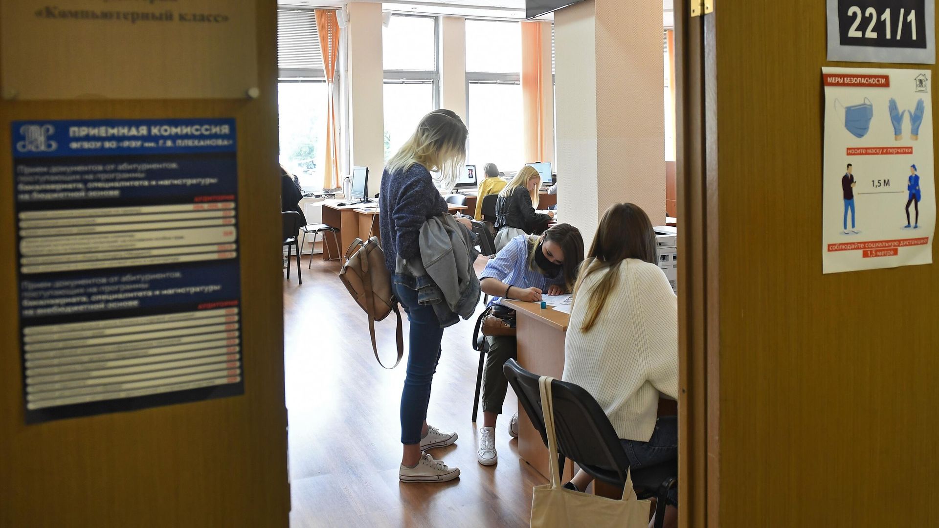 Абитуриенты заполняют документы Абитуриенты заполняют документы - РИА Новости, 1920, 16.03.2026