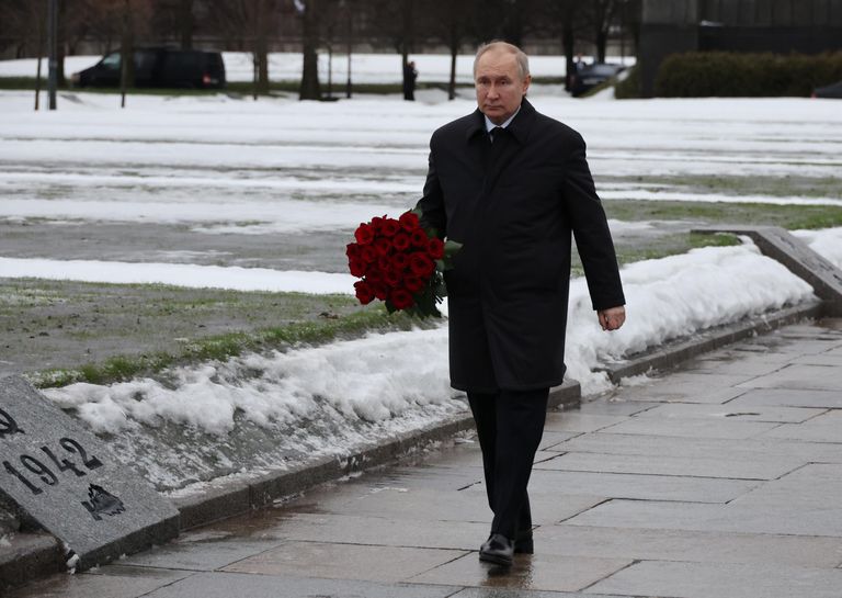 Президент РФ Владимир Путин на церемонии возложения венков и цветов к монументу Мать-Родина на Пискаревском мемориальном кладбище в память о погибших в годы блокады