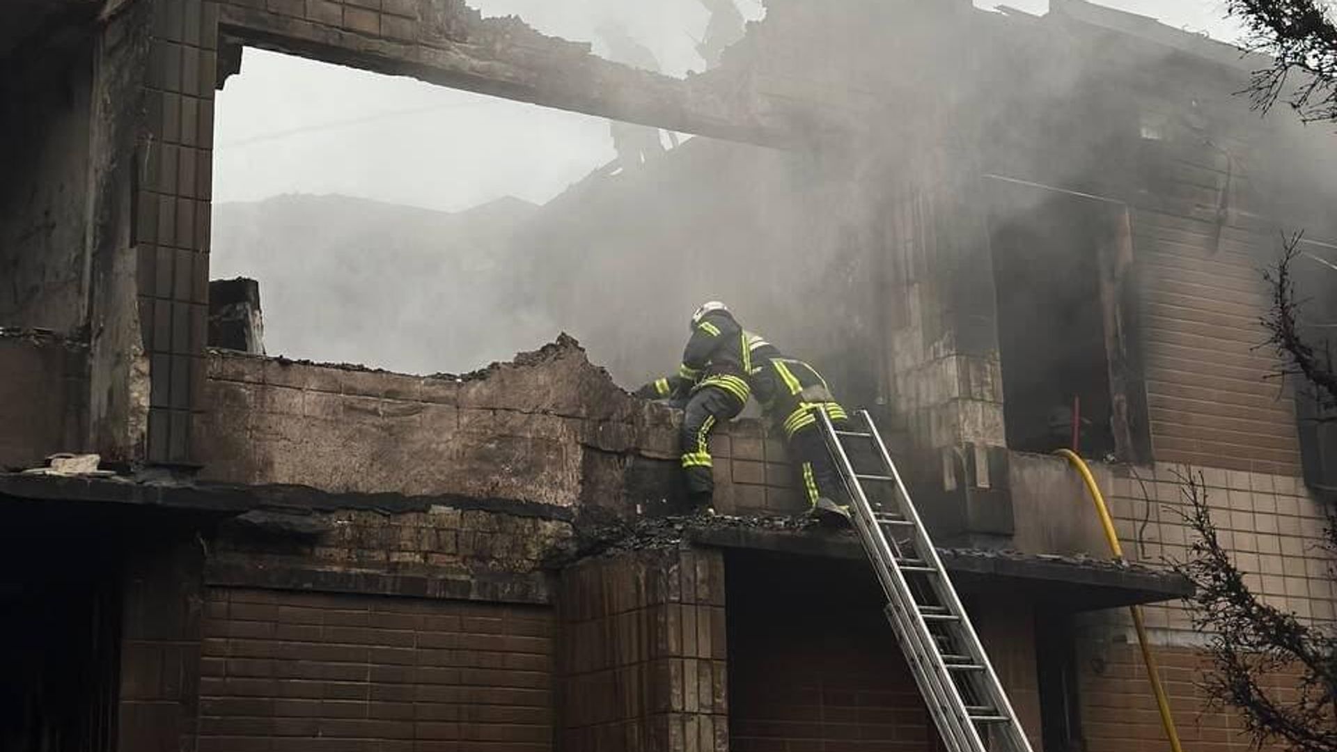 Здание детского сада, пострадавшее в результате падения вертолета в Броварах, Украина Здание детского сада, пострадавшее в результате падения вертолета в Броварах, Украина - РИА Новости, 1920, 18.01.2023