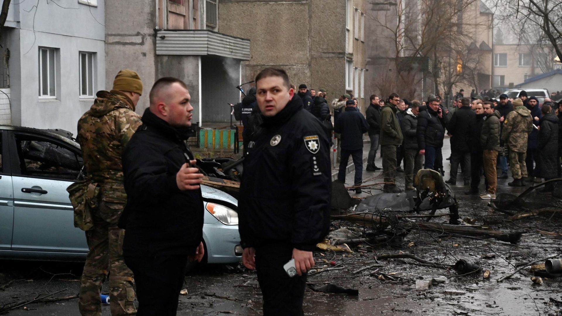 Военные и полиция на месте падения вертолета в Броварах, Украина - РИА Новости, 1920, 18.01.2023