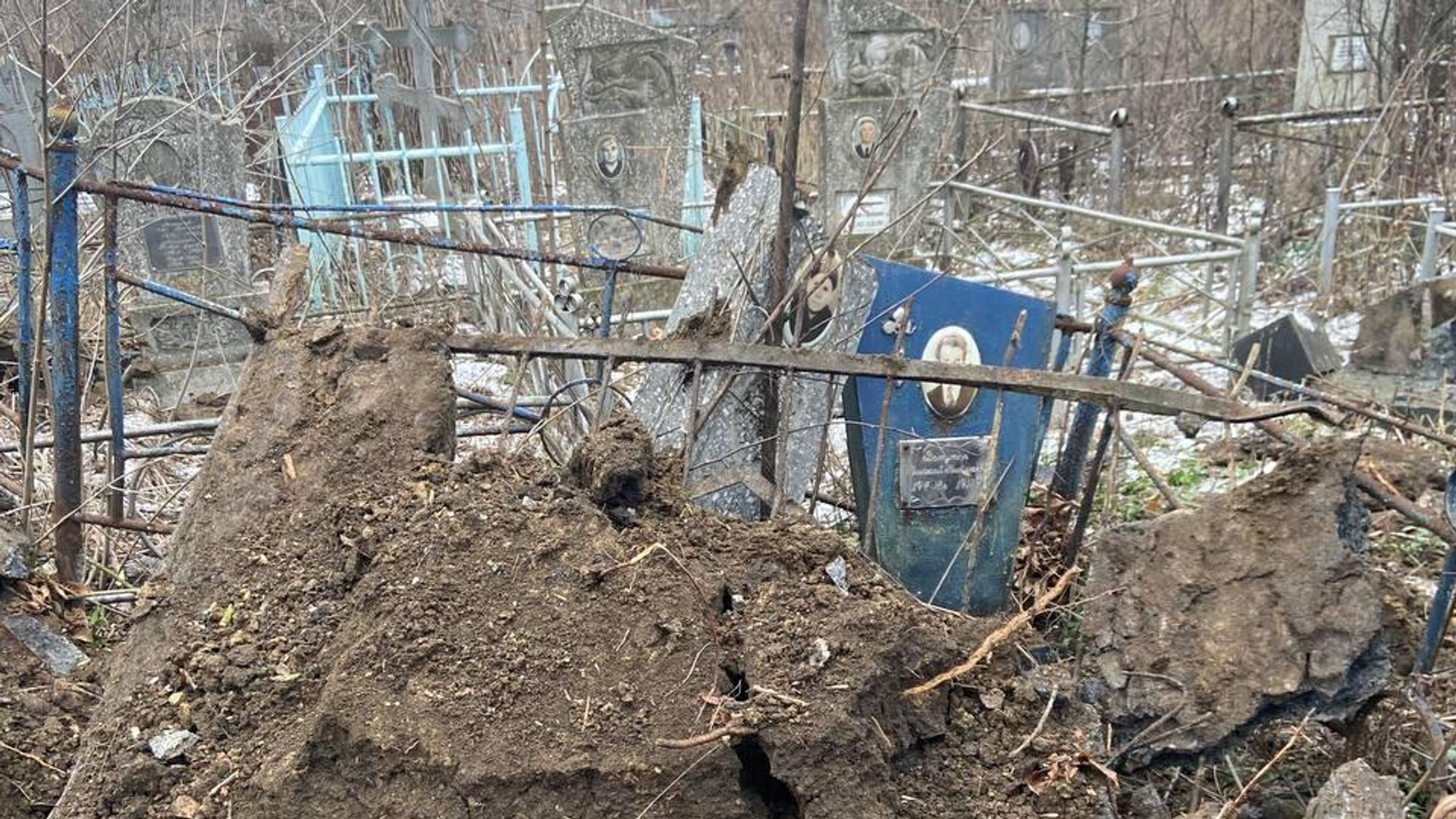 Украинские боевики подвергли обстрелу кладбище № 1 в Центрально-Городском районе Горловки Украинские боевики подвергли обстрелу кладбище № 1 в Центрально-Городском районе Горловки - РИА Новости, 1920, 18.01.2023