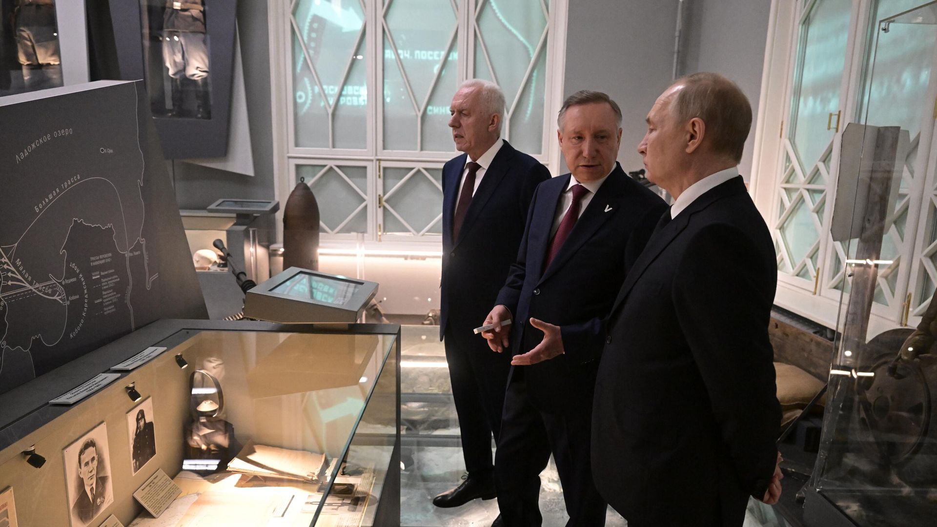 Владимир Путин, губернатор Санкт-Петербурга Александр Беглов и полномочный представитель президента России в СЗФО Александр Гуцан в музее Владимир Путин, губернатор Санкт-Петербурга Александр Беглов и полномочный представитель президента России в СЗФО Александр Гуцан в музее - РИА Новости, 1920, 18.01.2023