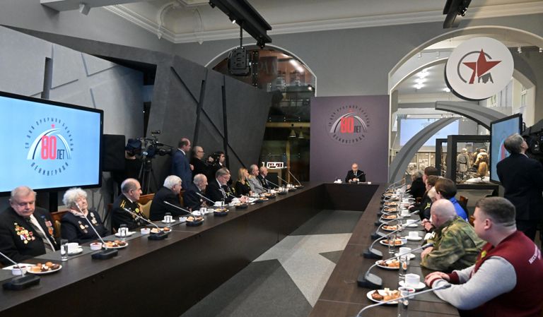 Президент РФ Владимир Путин на встрече с ветеранами Великой Отечественной войны, жителями блокадного Ленинграда и представителями общественных патриотических объединений в Санкт-Петербурге