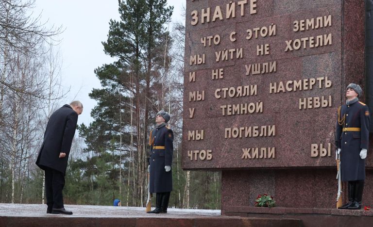Президент РФ Владимир Путин на церемонии возложения цветов к монументу Рубежный камень, установленному в память о бойцах Великой отечественной войны, воевавших в годы блокады, на военно-историческом комплексе Невский пятачок в Ленинградской области
