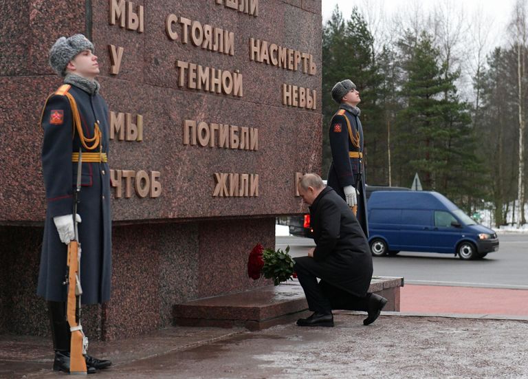 Президент РФ Владимир Путин на церемонии возложения цветов к монументу Рубежный камень, установленному в память о бойцах Великой отечественной войны, воевавших в годы блокады, на военно-историческом комплексе Невский пятачок в Ленинградской области