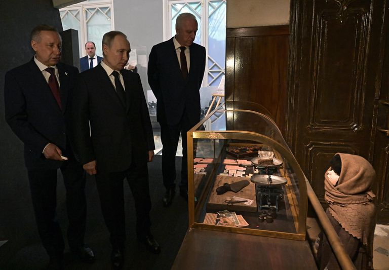 Президент РФ Владимир Путин, полномочный представитель президента РФ в СЗФО Александр Гуцан и губернатор Санкт-Петербурга Александр Беглов во время посещения Государственного мемориального музея обороны и блокады Ленинграда в Санкт-Петербурге
