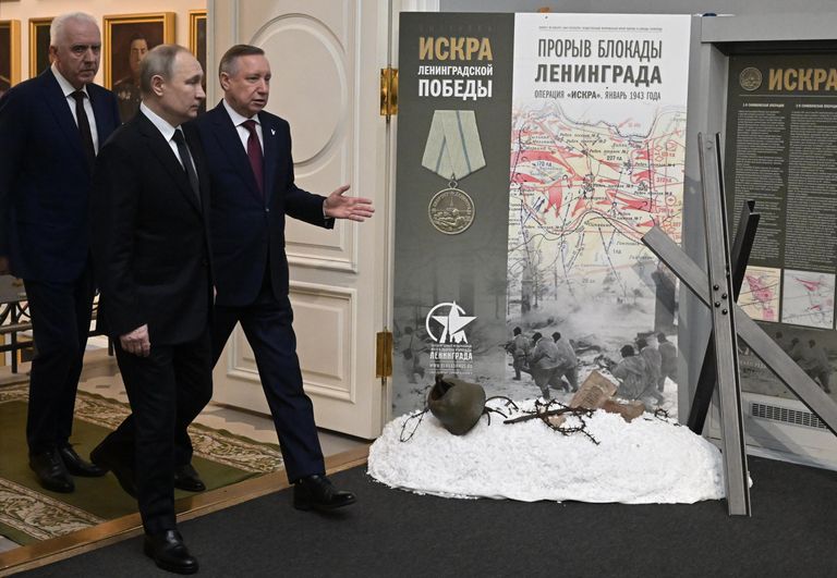 Президент РФ Владимир Путин, полномочный представитель президента РФ в СЗФО Александр Гуцан и губернатор Санкт-Петербурга Александр Беглов во время посещения Государственного мемориального музея обороны и блокады Ленинграда в Санкт-Петербурге