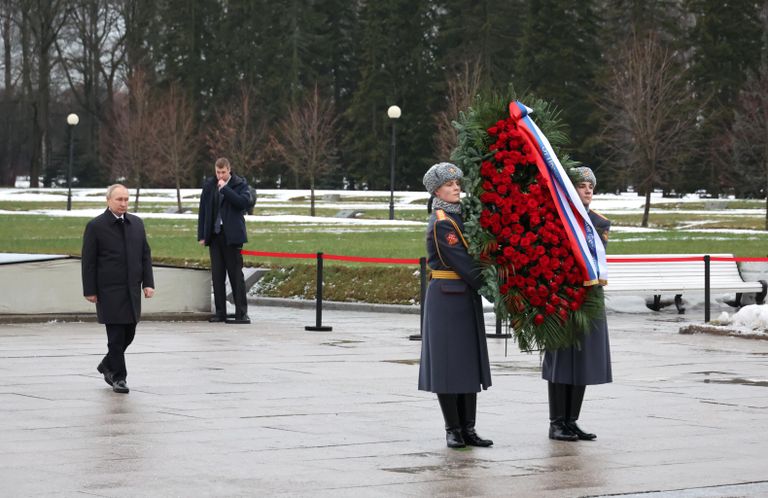 Президент РФ Владимир Путин на церемонии возложения венков и цветов к монументу Мать-Родина на Пискаревском мемориальном кладбище в память о погибших в годы блокады