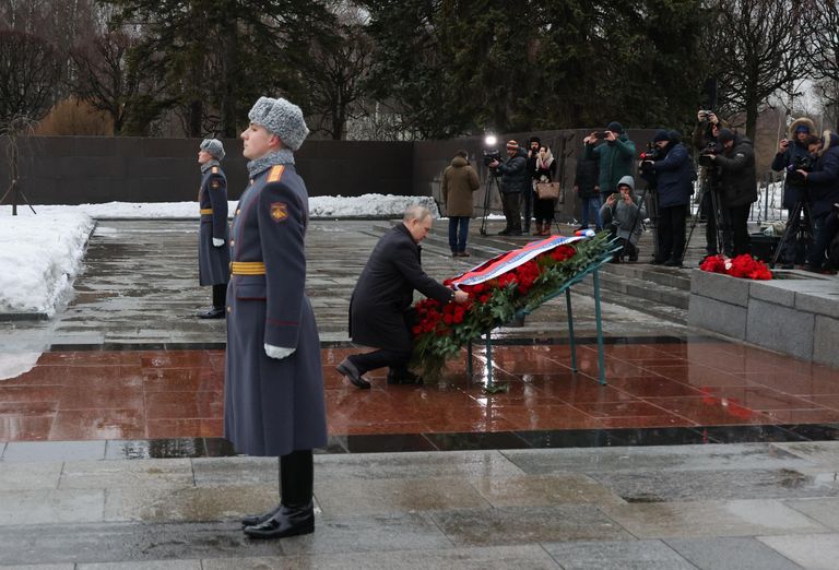 Президент РФ Владимир Путин на церемонии возложения венков и цветов к монументу Мать-Родина на Пискаревском мемориальном кладбище в память о погибших в годы блокады