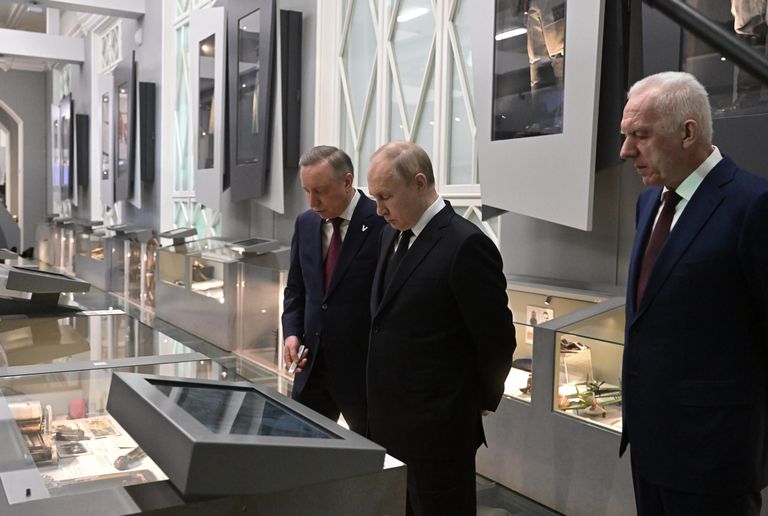 Президент РФ Владимир Путин, полномочный представитель президента РФ в СЗФО Александр Гуцан и губернатор Санкт-Петербурга Александр Беглов во время посещения Государственного мемориального музея обороны и блокады Ленинграда в Санкт-Петербурге