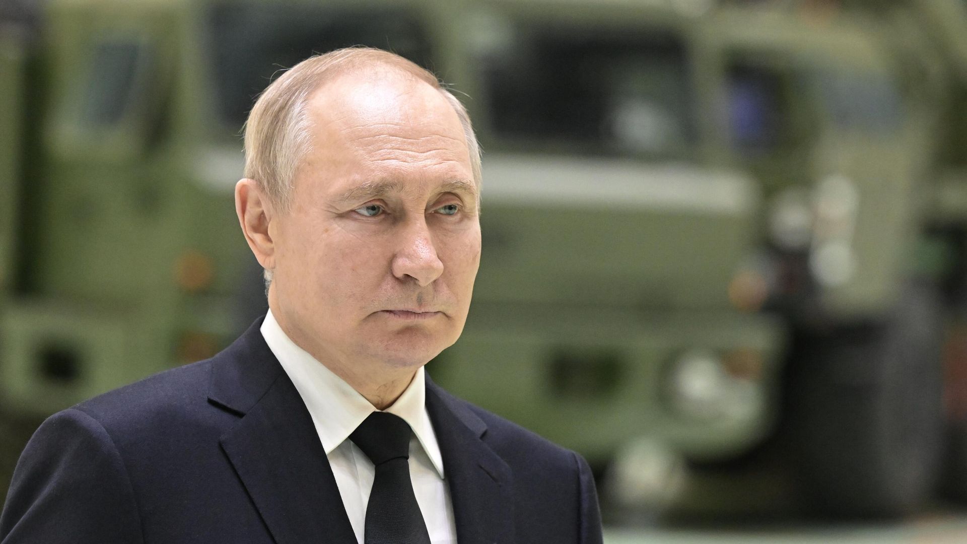 Президент РФ Владимир Путин во время общения с рабочими в ходе посещения АО Северо-западный региональный центр концерна ВКО Алмаз-Антей - Обуховский завод Президент РФ Владимир Путин во время общения с рабочими в ходе посещения АО Северо-западный региональный центр концерна ВКО Алмаз-Антей - Обуховский завод - РИА Новости, 1920, 16.05.2023