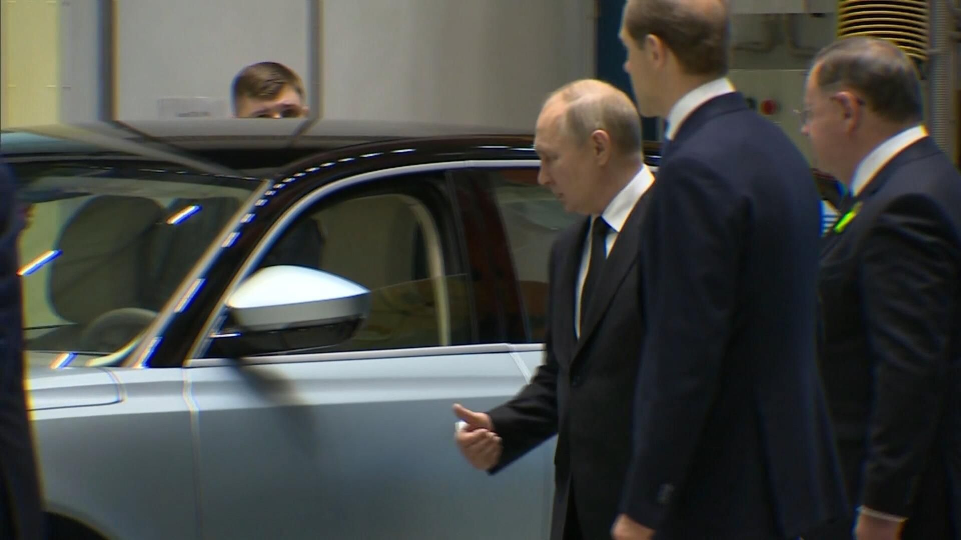 Путин на Обуховском заводе осматривает образец электромобиля E-NEVA Путин на Обуховском заводе осматривает образец электромобиля E-NEVA - РИА Новости, 1920, 18.01.2023