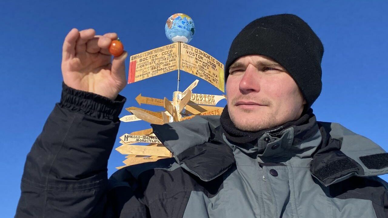 Полярник с антарктическим томатом Полярник с антарктическим томатом - РИА Новости, 1920, 19.01.2023