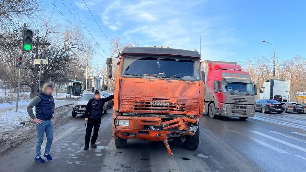 ДТП с участием КамАЗа и маршрутки в Волгограде ДТП с участием КамАЗа и маршрутки в Волгограде - РИА Новости, 1920, 19.01.2023