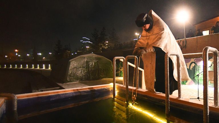Православный священник совершает чин освящения воды по случаю праздника Крещения Господня в купели с непрерывной подачей воды из Енисея, установленной на левобережной набережной в Центральном районе Красноярска Православный священник совершает чин освящения воды по случаю праздника Крещения Господня в купели с непрерывной подачей воды из Енисея, установленной на левобережной набережной в Центральном районе Красноярска