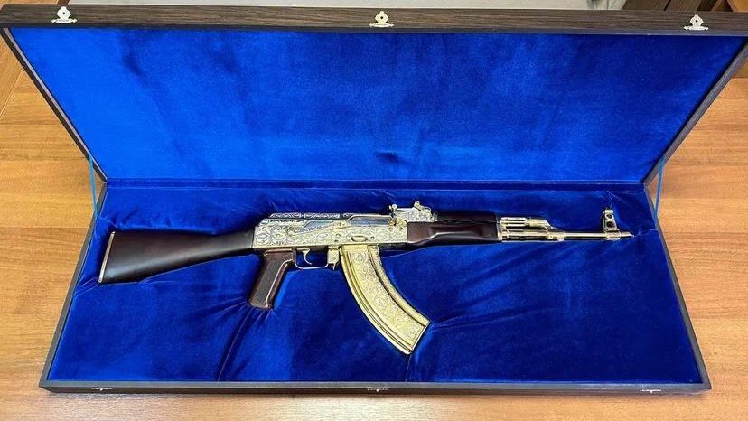 Позолоченный автомат, обнаруженный таможенниками у пассажира, вылетающего в Ташкент - РИА Новости, 1920, 19.01.2023
