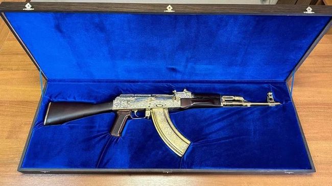 Позолоченный автомат, обнаруженный таможенниками у пассажира, вылетающего в Ташкент
