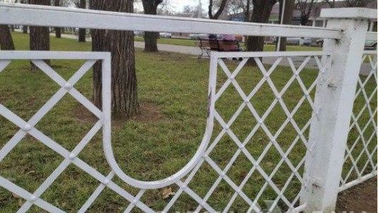 Ограждение сквера Пушкина в Измаиле со снятым портретом поэта Ограждение сквера Пушкина в Измаиле со снятым портретом поэта - РИА Новости, 1920, 20.01.2023