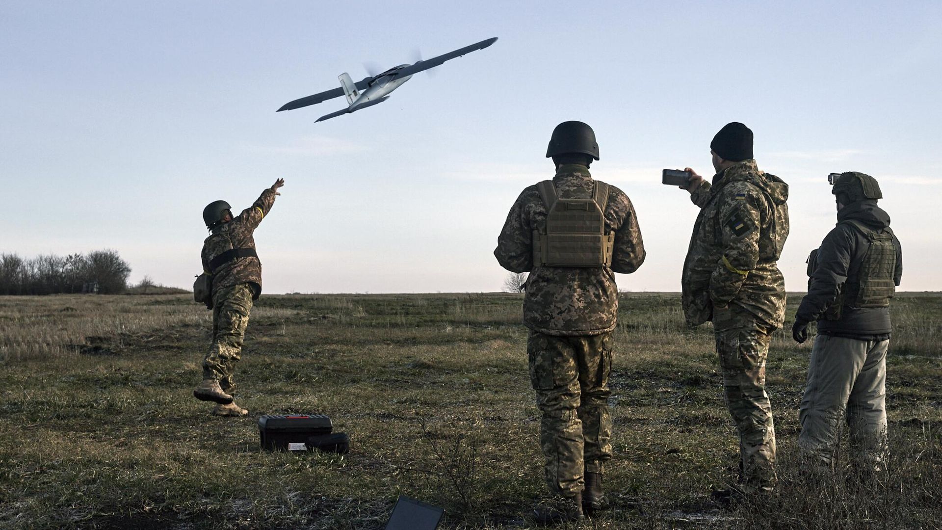 Украинские военные запускают беспилотник Украинские военные запускают беспилотник - РИА Новости, 1920, 05.09.2023