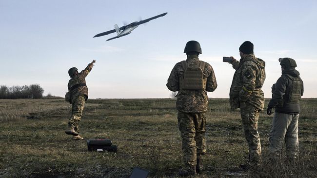 Украинские военные запускают беспилотник Украинские военные запускают беспилотник