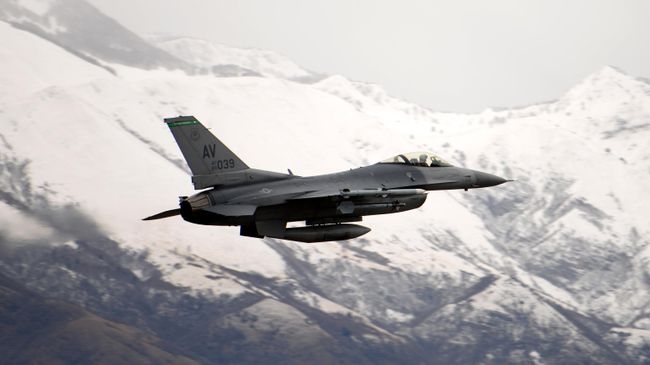 Американский истребитель F-16 