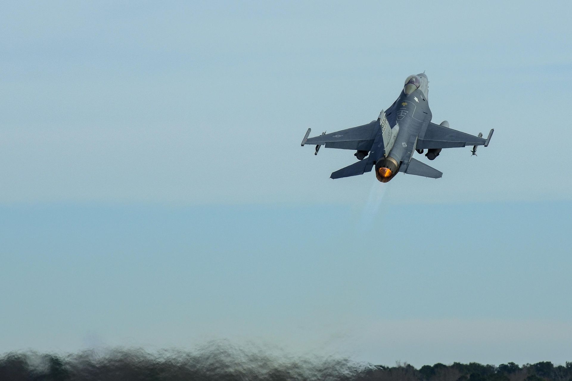 Американский истребитель F-16 Fighting Falcon Американский истребитель F-16 Fighting Falcon - РИА Новости, 1920, 10.02.2023