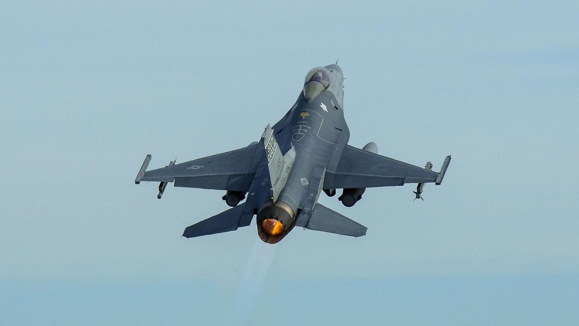 Американский истребитель F-16 Fighting Falcon Американский истребитель F-16 Fighting Falcon - РИА Новости, 1920, 21.08.2023