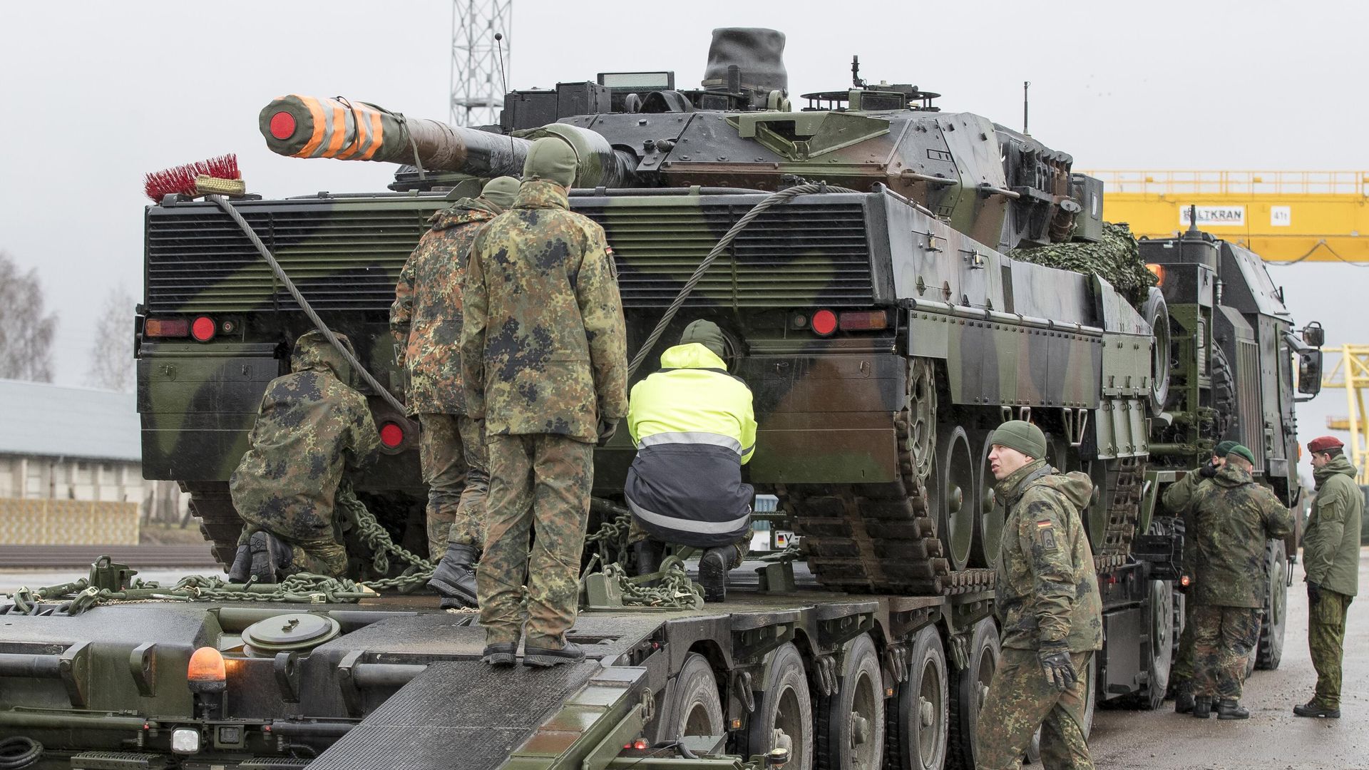 Солдаты немецкой армии загружают танк Leopard 2 Солдаты немецкой армии загружают танк Leopard 2 - РИА Новости, 1920, 27.02.2023