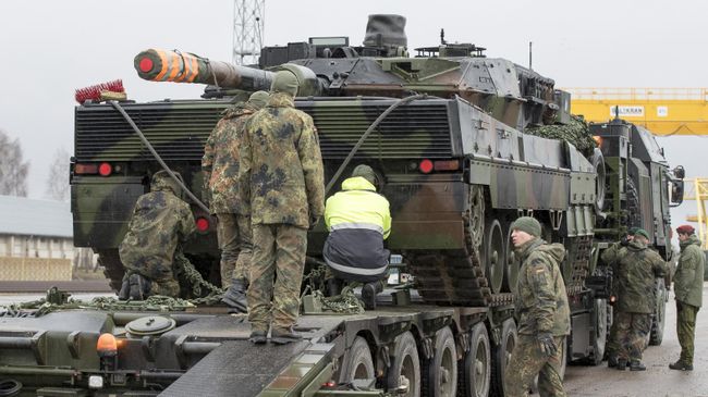 Солдаты немецкой армии загружают танк Leopard 2